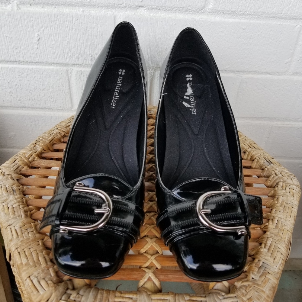 NWOT  ELEGANT PATENT LEATHER CLASSIC BUCKLE TOE WEDGE BY NATURALIZER - SIZE 6